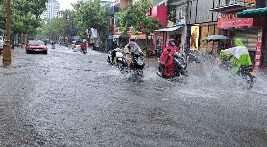 Bắc Bộ có mưa dông, Trung Bộ nắng nóng - Ảnh 1. Bắc Bộ có mưa dông, Trung Bộ nắng nóng - Ảnh 1.