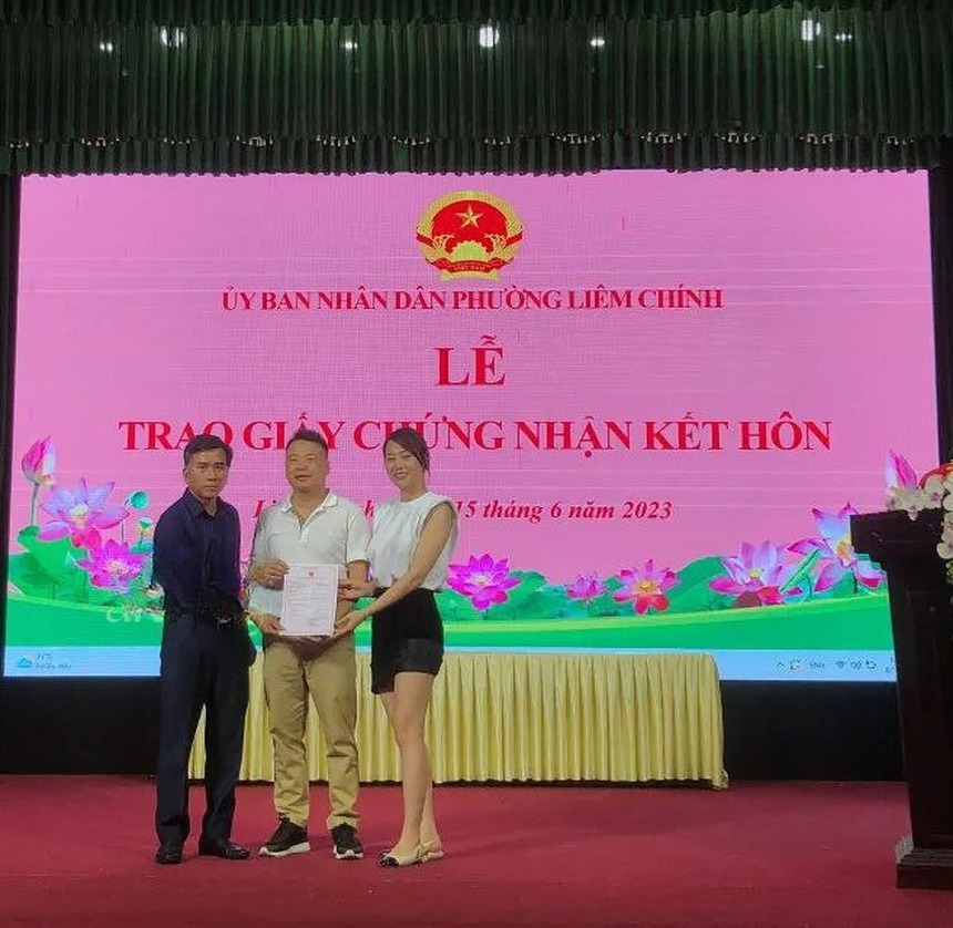 Xuất hiện loạt ảnh Phương Oanh - Shark Bình đăng kí kết hôn, dân mạng hoài nghi vì lý do này - Ảnh 1.