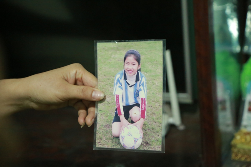 Hot girl Thanh Nhã từng được 'lão nông' phát hiện tố chất đặc biệt, thúc giục bố mẹ cho đi đá bóng - Ảnh 3. Hot girl Thanh Nhã từng được 'lão nông' phát hiện tố chất đặc biệt, thúc giục bố mẹ cho đi đá bóng - Ảnh 3.