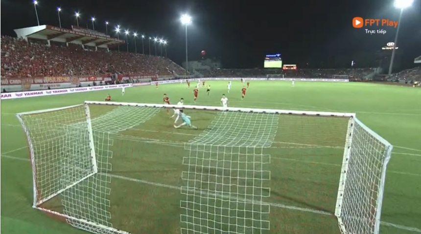 Văn Lâm cứu thua như nhà vô địch World Cup sau sai lầm của Duy Mạnh - Ảnh 3.