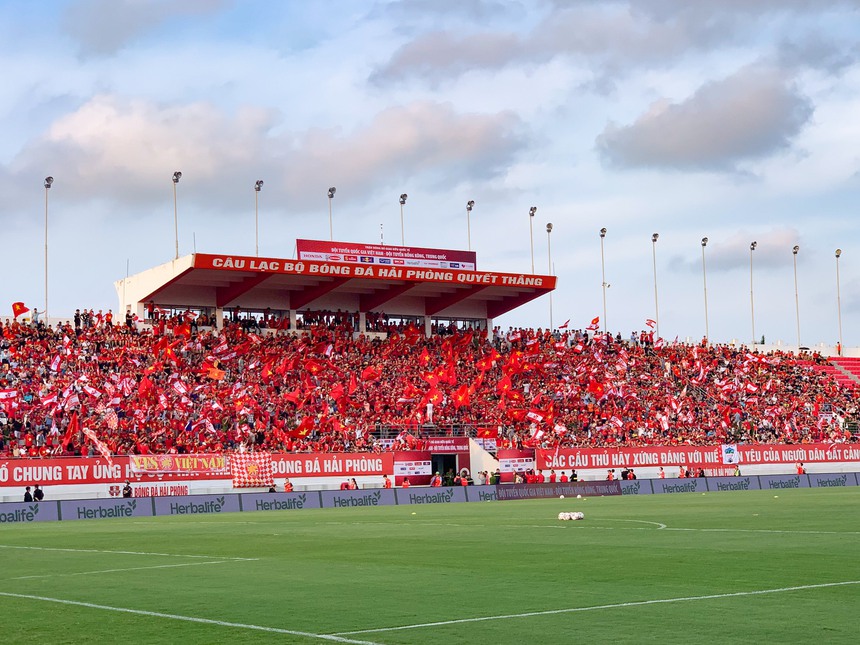 Sân Lạch Tray cực đẹp trong ngày Việt Nam thắng Hong Kong, ăn đứt sân Mỹ Đình - Ảnh 2.