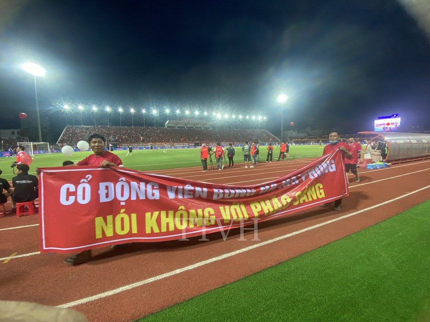 Sân Lạch Tray cực đẹp trong ngày Việt Nam thắng Hong Kong, ăn đứt sân Mỹ Đình - Ảnh 7.