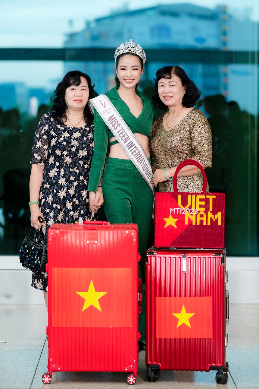 Bùi Vũ Xuân Nghi mang 200kg hành lý đến "cuộc đua" Miss Teen International 2023 tại Campuchia. - Ảnh 2.