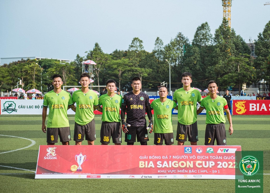 Chủ nhân Quả bóng vàng Việt Nam phô diễn kỹ thuật đẳng cấp trên sân phủi, khiến đối thủ chạy theo mướt mồ hôi - Ảnh 3. Chủ nhân Quả bóng vàng Việt Nam phô diễn kỹ thuật đẳng cấp trên sân phủi, khiến đối thủ chạy theo mướt mồ hôi - Ảnh 3.