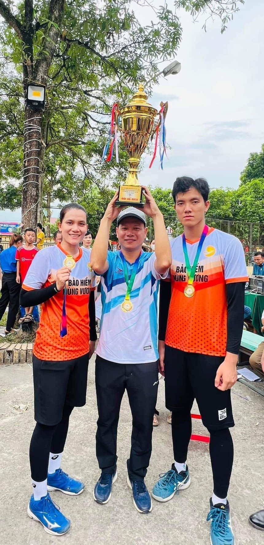 Bích Tuyền gây cơn sốt không tưởng khi về Nghệ An thi đấu bóng chuyền, được CĐV khen ngợi hết lời vì màn trình diễn đẳng cấp - Ảnh 3.