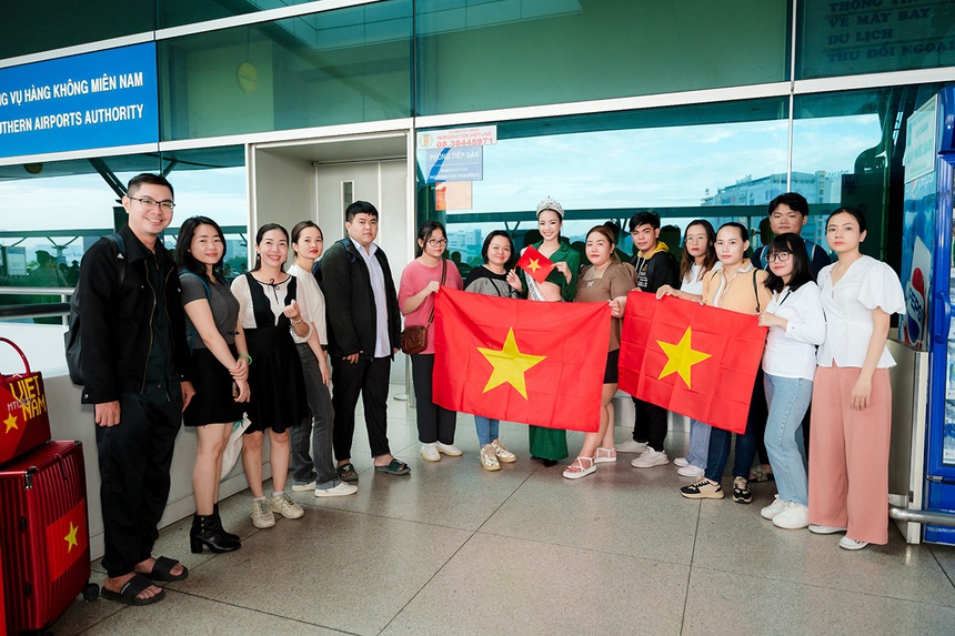 Bùi Vũ Xuân Nghi mang 200kg hành lý đến "cuộc đua" Miss Teen International 2023 tại Campuchia. - Ảnh 4.