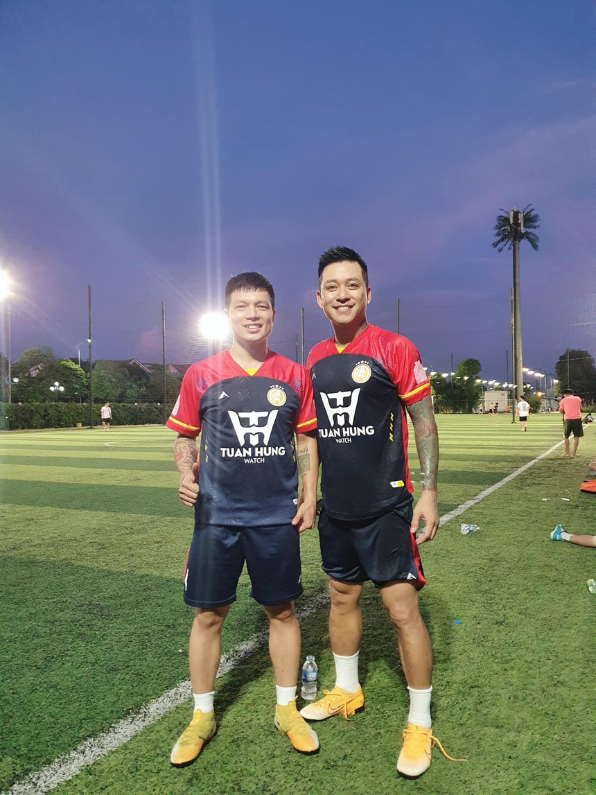 Ca sĩ Tuấn Hưng ghi bàn sân phủi như Ibrahimovic - Ảnh 3.