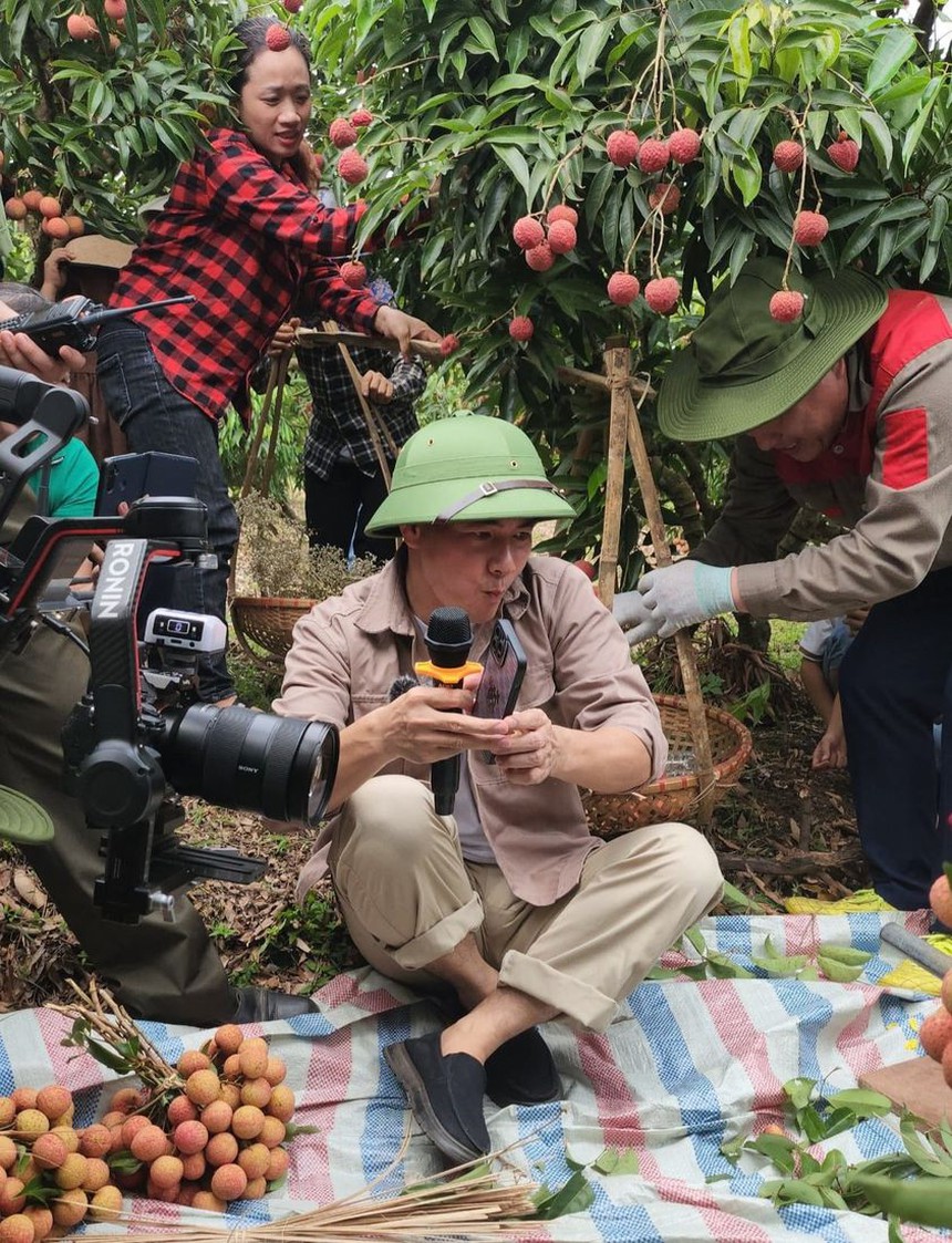 Sao Việt 16/06: Xuân Hinh đến nhà thăm Công Lý; Đan Trường hội ngộ với vợ cũ - Ảnh 2.