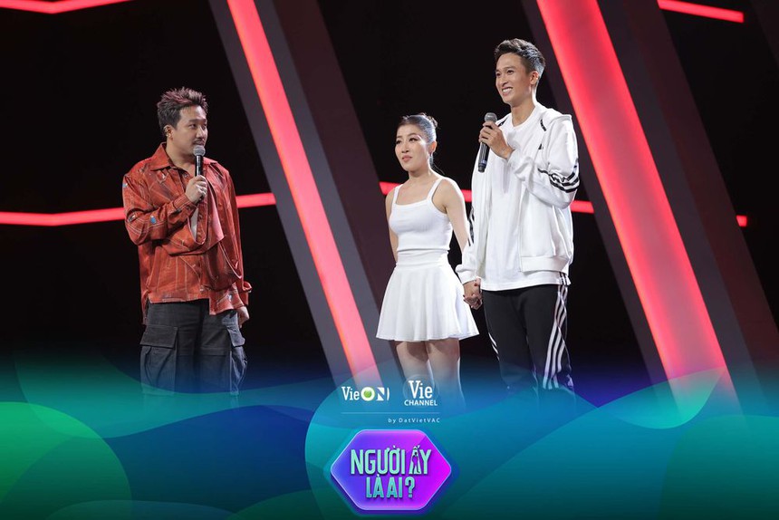 'Hot boy bóng chuyền' Thoại Khương xuất hiện tại chương trình 'Người Ấy Là Ai', gây sốt với vẻ đẹp trai như bước ra từ màn ảnh - Ảnh 2. 'Hot boy bóng chuyền' Thoại Khương xuất hiện tại chương trình 'Người Ấy Là Ai', gây sốt với vẻ đẹp trai như bước ra từ màn ảnh - Ảnh 2.