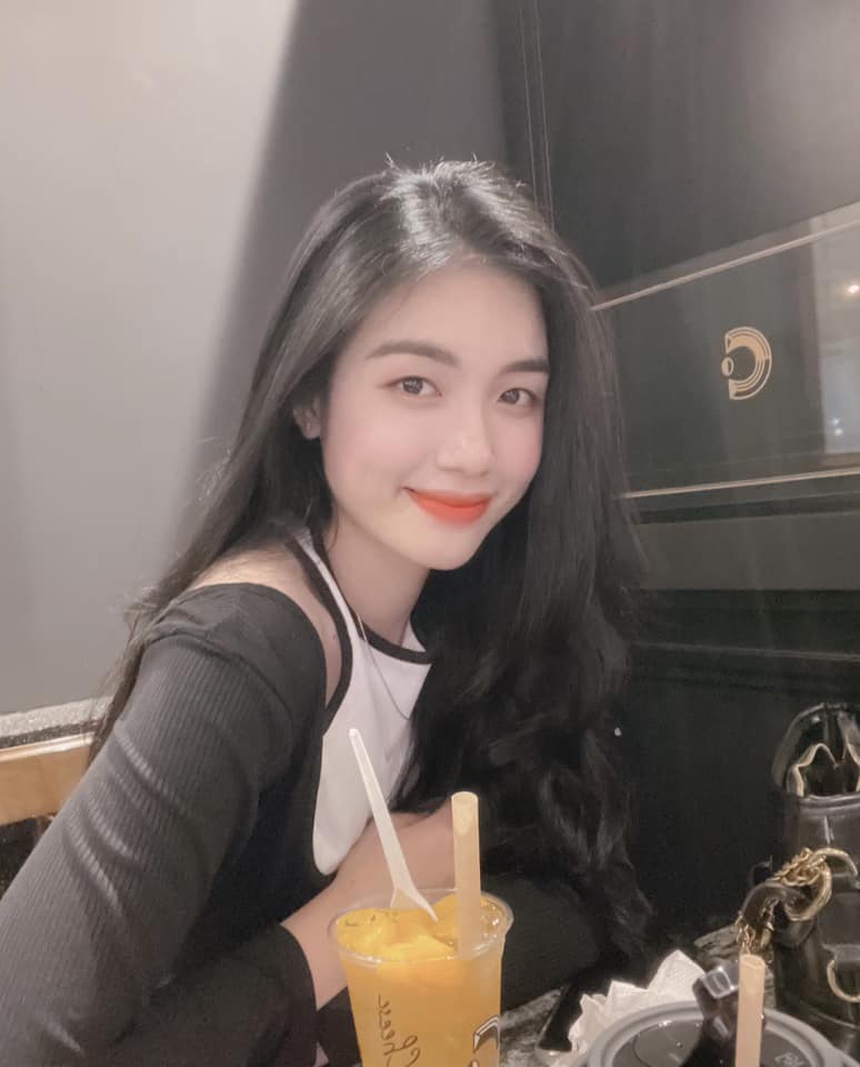 Mộng Kha sở hữu vẻ đẹp trong sáng, thơ ngây. Cô từng đoạt giải hoa khôi ở cúp bóng chuyền Cát Bà 2022