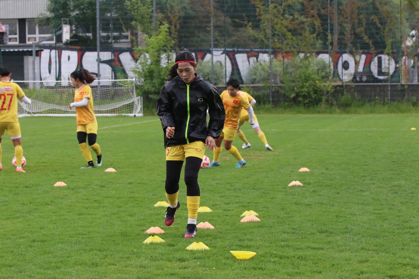 Huỳnh Như, Thanh Nhã ‘đội mưa’ tập luyện chờ ngày đấu U23 Ba Lan - Ảnh 2.