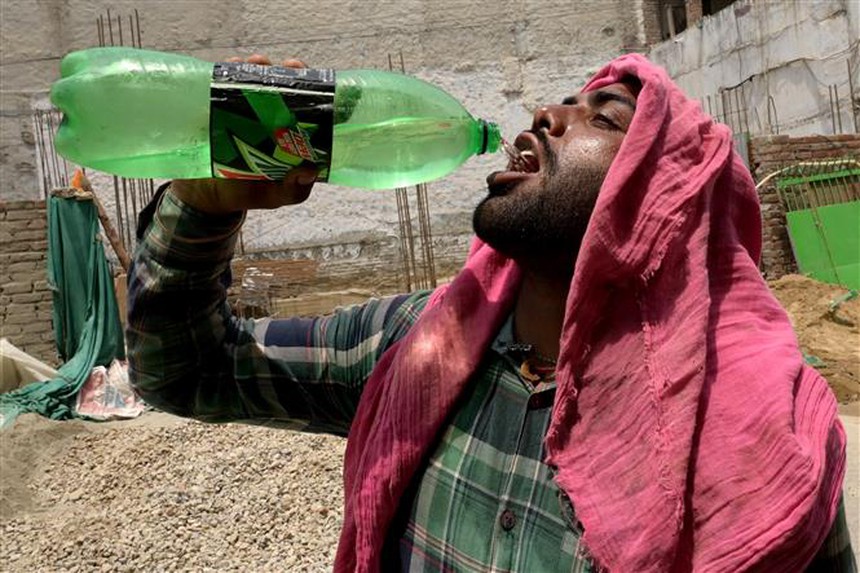 Nắng nóng khắc nghiệt tại Ấn Độ, gần 100 người tử vong - Ảnh 1. Nắng nóng khắc nghiệt tại Ấn Độ, gần 100 người tử vong - Ảnh 1.