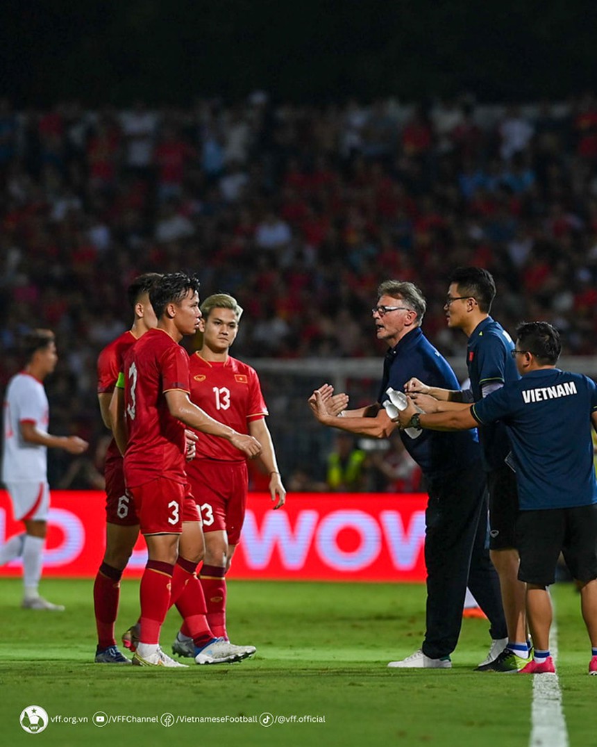 Khoảnh khắc HLV Troussier nổi cáu với học trò, đấm cabin gây bão mạng; CĐV lo ngại khi ĐT Việt Nam sắp gặp Syria - Ảnh 5. Khoảnh khắc HLV Troussier nổi cáu với học trò, đấm cabin gây bão mạng; CĐV lo ngại khi ĐT Việt Nam sắp gặp Syria - Ảnh 5.