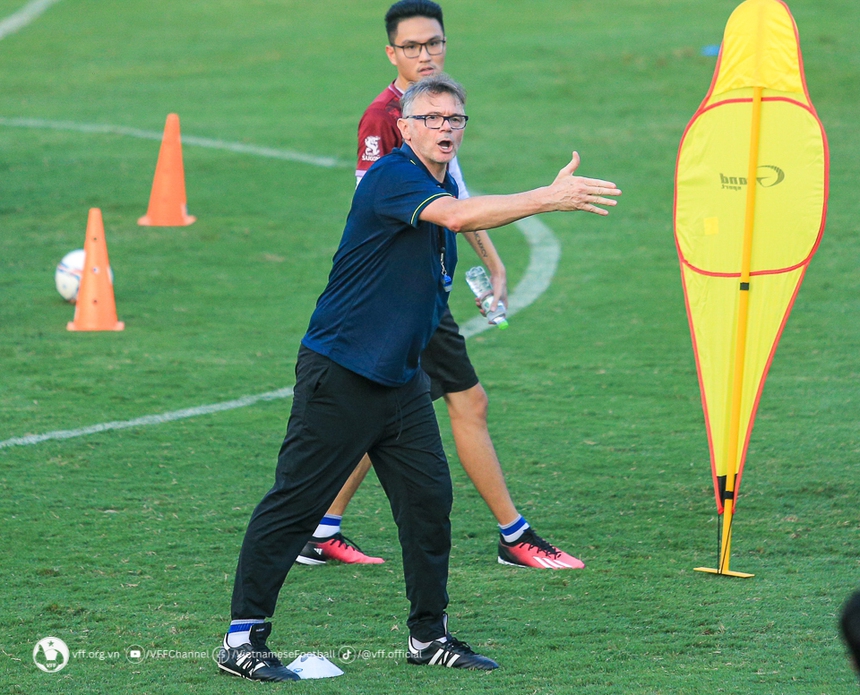 Bóng đá Việt Nam ngày 19/6: Tuyển Việt Nam tập làm quen sân Thiên Trường - Ảnh 2.