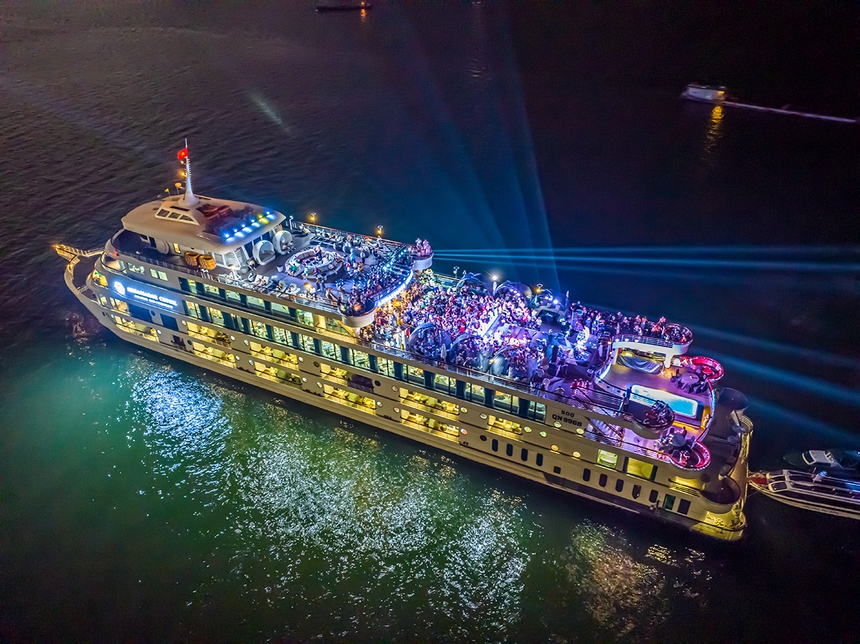 Lệ Quyên quyến rũ hát trên du thuyền - Ảnh 4. Lệ Quyên quyến rũ hát trên du thuyền - Ảnh 4.