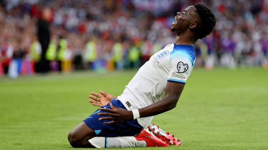 Saka gây sốt với hat-trick đầu tiên trong sự nghiệp, ĐT Anh thắng Bắc Macedonia với tỷ số khó tin - Ảnh 2.