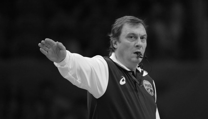 Trọng tài bóng chuyền nổi tiếng nhất thế giới qua đời khi làm nhiệm vụ ở giải VNL - Ảnh 2.