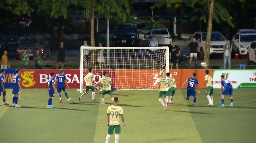 Cựu tuyển thủ quốc gia đi đá phủi, không thể giúp đội nhà thoát thua tan nát ở HPL - Ảnh 2.