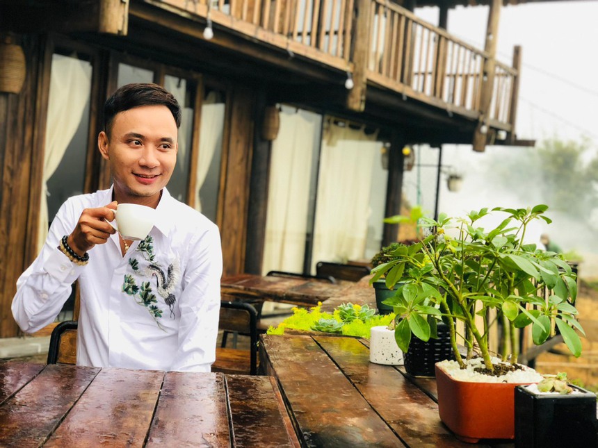 Chị Hằng biên tập - Nghệ Nhân Hoa Hoàng Khánh - Ảnh 1.