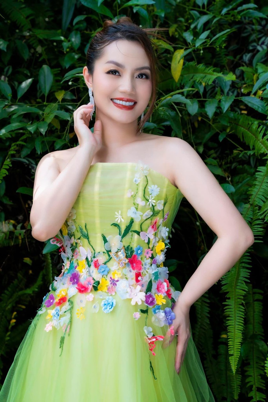 Chị Hằng biên tập - Nghệ Nhân Hoa Hoàng Khánh - Ảnh 2.