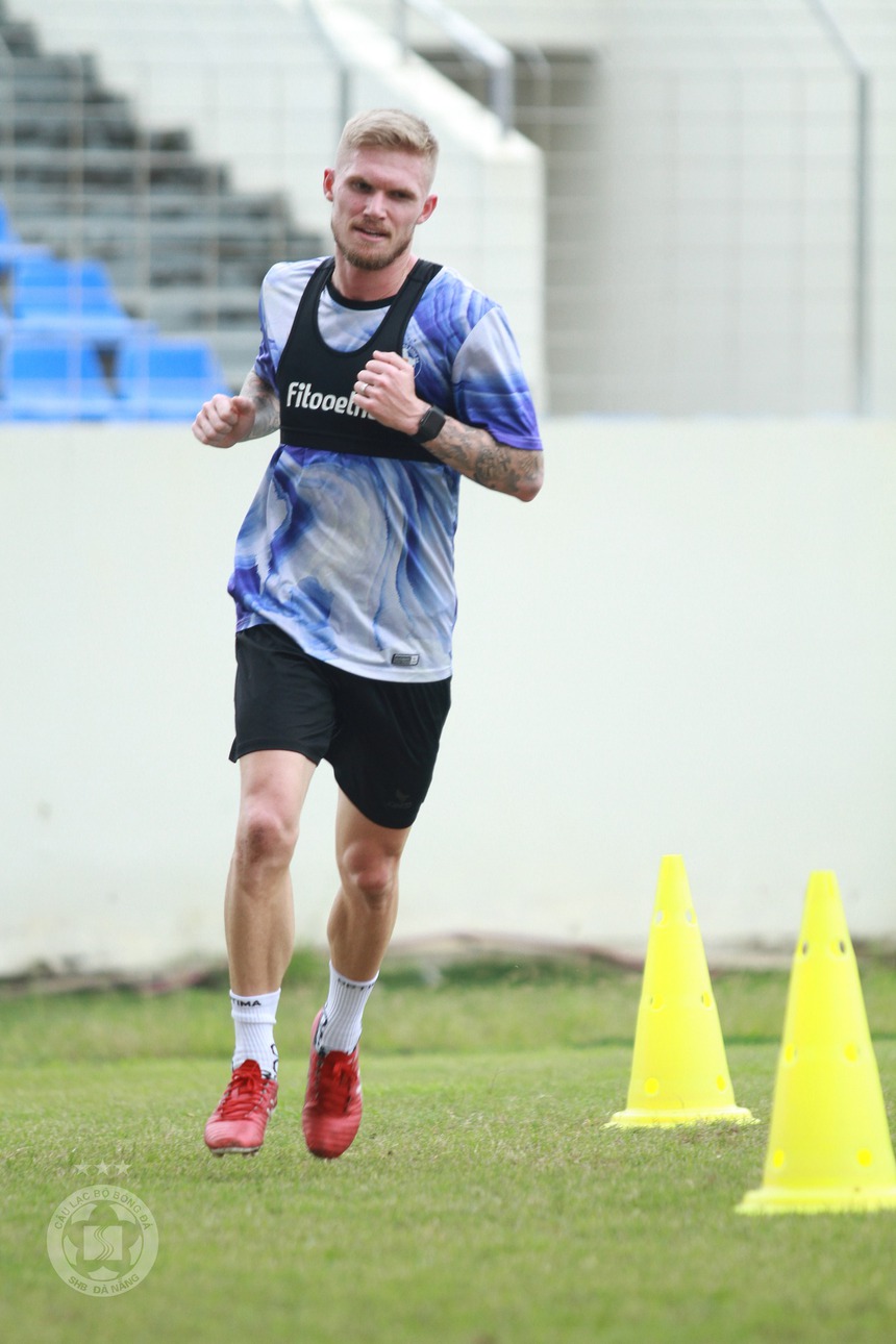 Tiến Linh đón thêm đồng đội tới đất Thủ - Ảnh 1.