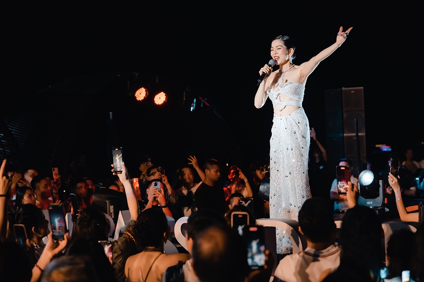 Lệ Quyên quyến rũ hát trên du thuyền - Ảnh 1. Lệ Quyên quyến rũ hát trên du thuyền - Ảnh 1.