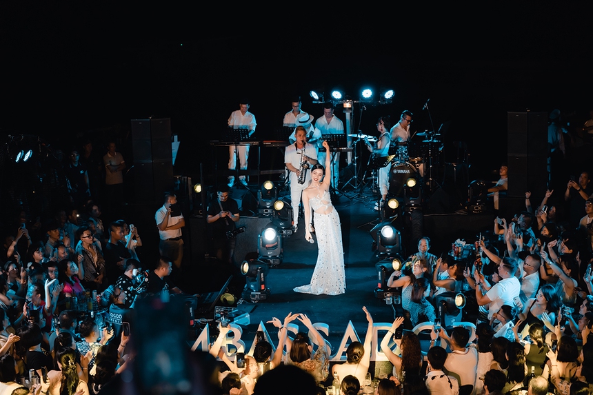 Lệ Quyên quyến rũ hát trên du thuyền - Ảnh 2. Lệ Quyên quyến rũ hát trên du thuyền - Ảnh 2.