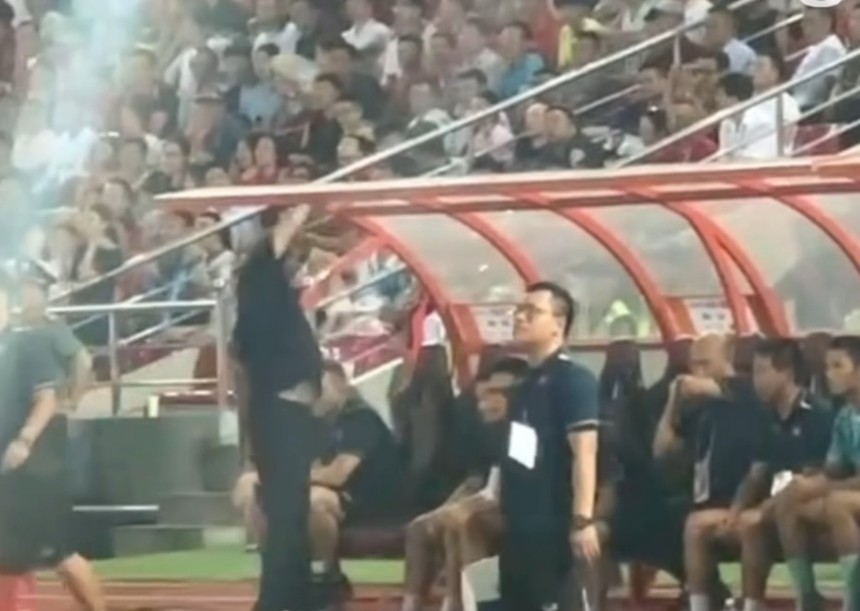 Khoảnh khắc HLV Troussier nổi cáu với học trò, đấm cabin gây bão mạng; CĐV lo ngại khi ĐT Việt Nam sắp gặp Syria - Ảnh 3. Khoảnh khắc HLV Troussier nổi cáu với học trò, đấm cabin gây bão mạng; CĐV lo ngại khi ĐT Việt Nam sắp gặp Syria - Ảnh 3.