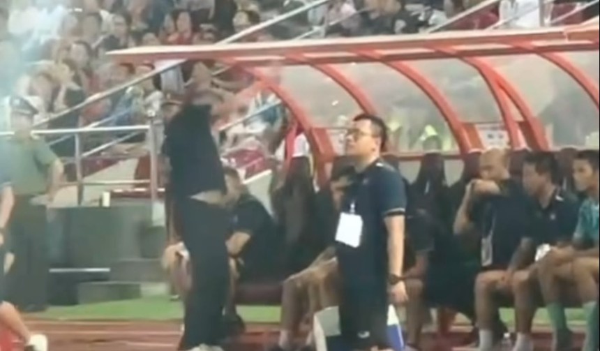 Khoảnh khắc HLV Troussier nổi cáu với học trò, đấm cabin gây bão mạng; CĐV lo ngại khi ĐT Việt Nam sắp gặp Syria - Ảnh 4. Khoảnh khắc HLV Troussier nổi cáu với học trò, đấm cabin gây bão mạng; CĐV lo ngại khi ĐT Việt Nam sắp gặp Syria - Ảnh 4.