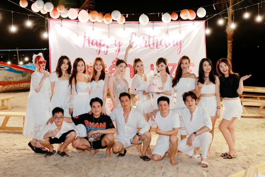 Việt Anh - Quỳnh Nga dính nhau như "sam" khi đi du lịch cùng hội bạn thân  - Ảnh 1.