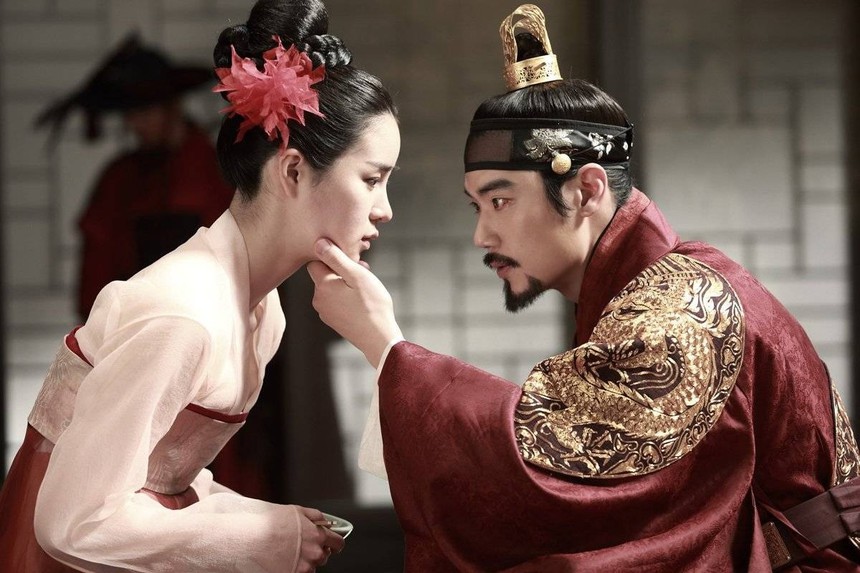 Lim Ji Yeon: ‘Nữ hoàng cảnh nóng’ toả sáng với vai ác nữ ‘The Glory’ - Ảnh 4.