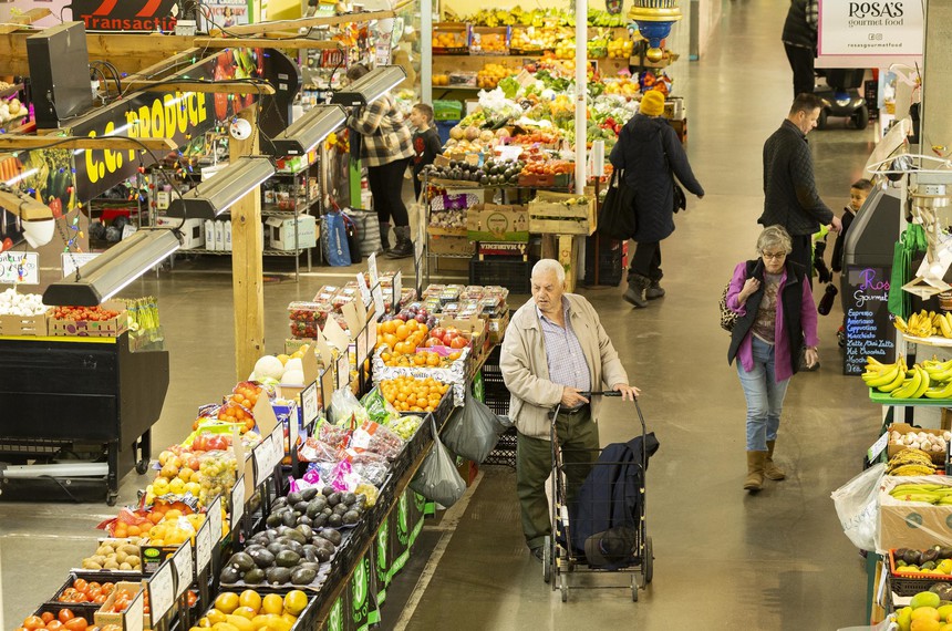 Người tiêu dùng Canada vẫn đang chi tiêu rất mạnh tay - Ảnh 1.