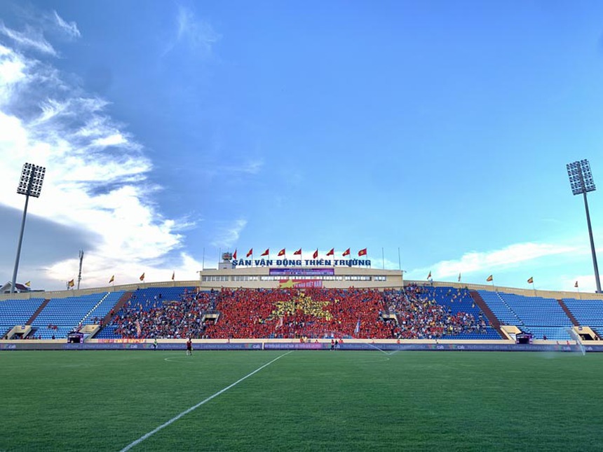 'Chảo lửa' Thiên Trường mở hội, triệu fan xếp cờ đỏ sao vàng chào đón ĐT Việt Nam - Ảnh 3.