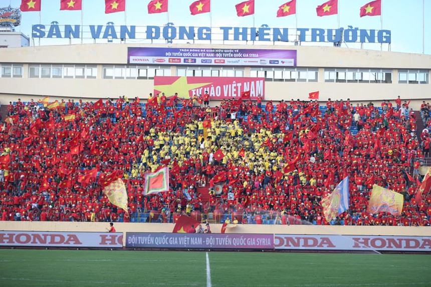 'Chảo lửa' Thiên Trường mở hội, triệu fan xếp cờ đỏ sao vàng chào đón ĐT Việt Nam - Ảnh 2.