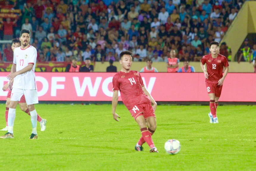 Thái Sơn ra mắt cực ấn tượng, thi đấu như người không phổi, xứng đáng kế tục Hùng Dũng ở ĐT Việt Nam - Ảnh 2. Thái Sơn ra mắt cực ấn tượng, thi đấu như người không phổi, xứng đáng kế tục Hùng Dũng ở ĐT Việt Nam - Ảnh 2.