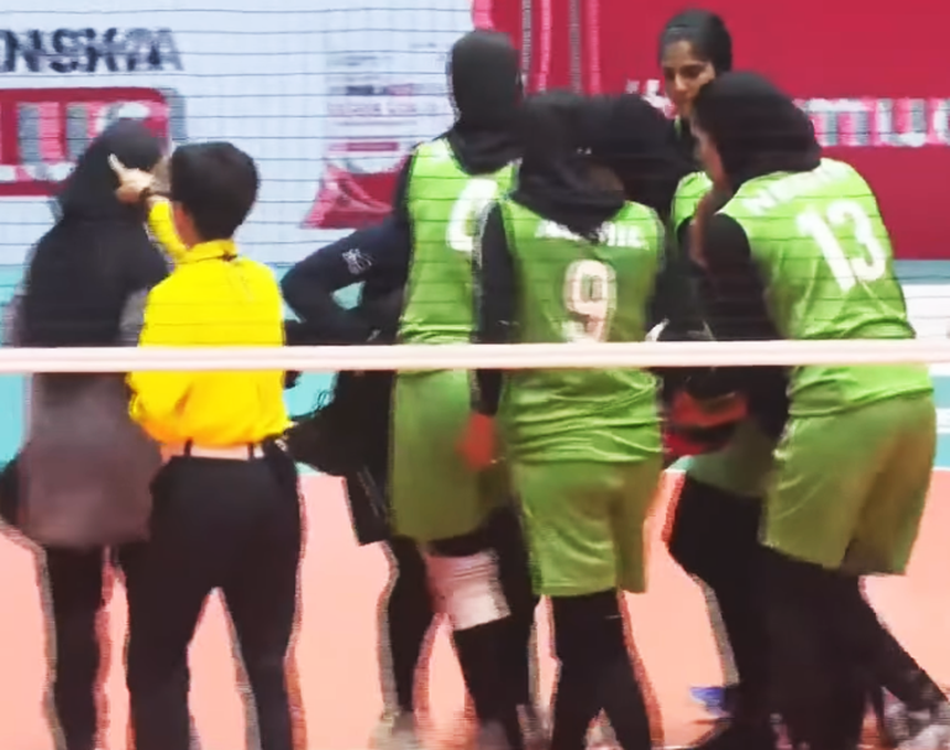 Thanh Thúy lao về cuối sân cực bóng cực hay, rồi lao lên đánh khó, khiến phụ công Iran… chấn thương nặng, khóc như mưa - Ảnh 4.