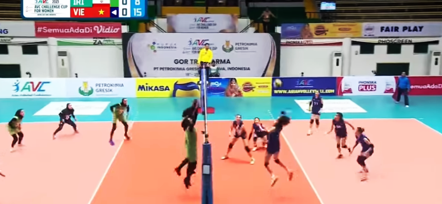 Tình huống Thanh Thúy đập bóng nhẹ vào khoảng trống, gián tiếp dẫn đến chấn thương nặng của phụ công Iran Karimi