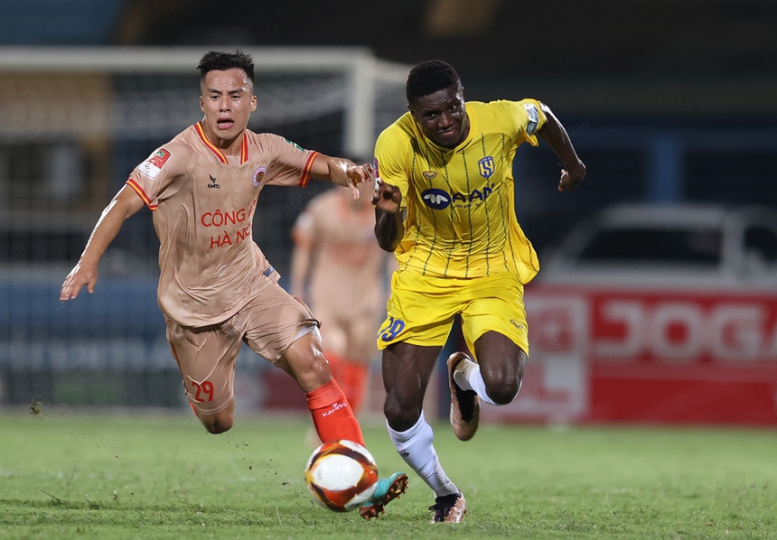 Đối thoại cuối tuần - HLV Trần Công Minh: “V-League lúc này căng như dây đàn” - Ảnh 1.