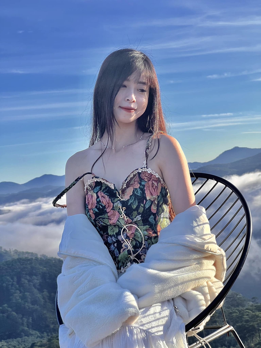 Hot girl làng võ Châu Tuyết Vân diện váy 2 dây, khoe vai trần cực gợi cảm - Ảnh 11.