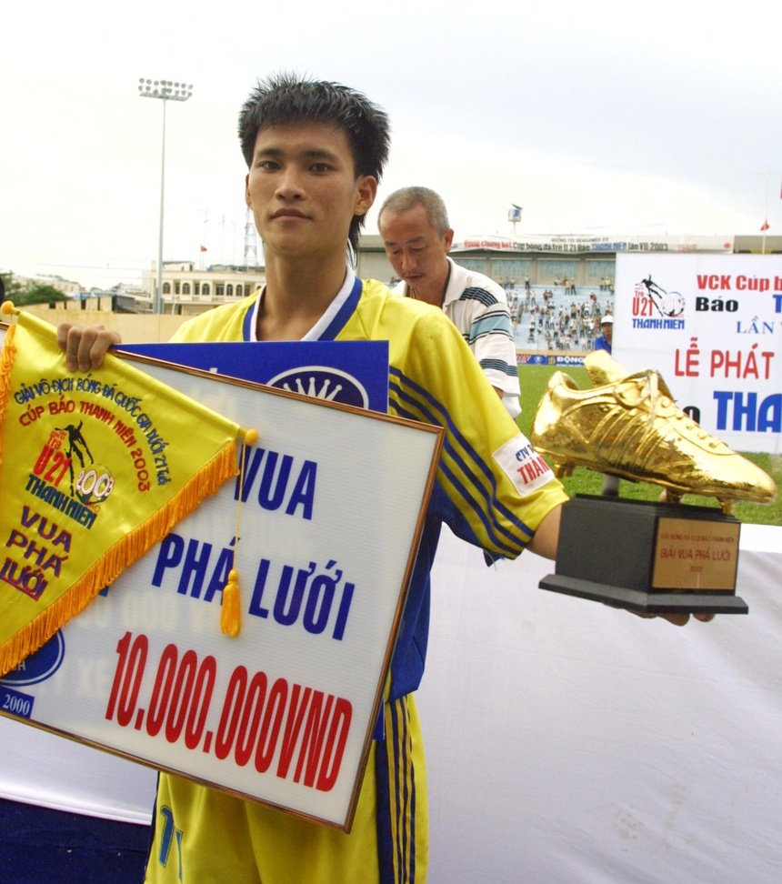 Danh thủ Lê Công Vinh: Từ cú đánh đầu ngược định mệnh đến một biểu tượng gây tranh cãi - Ảnh 4.