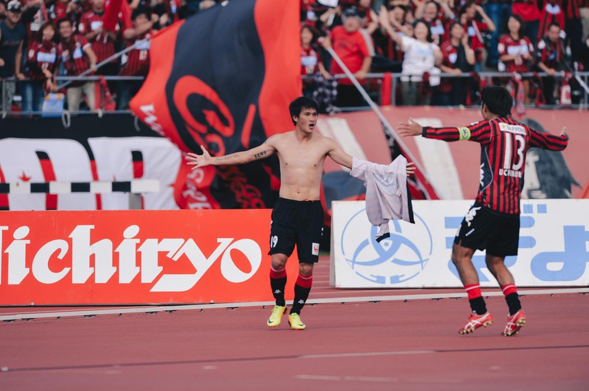 Danh thủ Lê Công Vinh: Từ cú đánh đầu ngược định mệnh đến một biểu tượng gây tranh cãi - Ảnh 7.