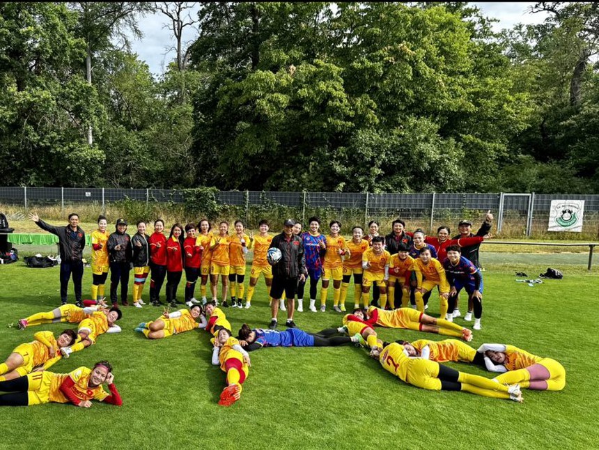 Huỳnh Như, Thanh Nhã và dàn sao ĐT nữ Việt Nam gửi lời chúc sinh nhật cực ý nghĩa cho HLV Mai Đức Chung tại châu Âu - Ảnh 5.