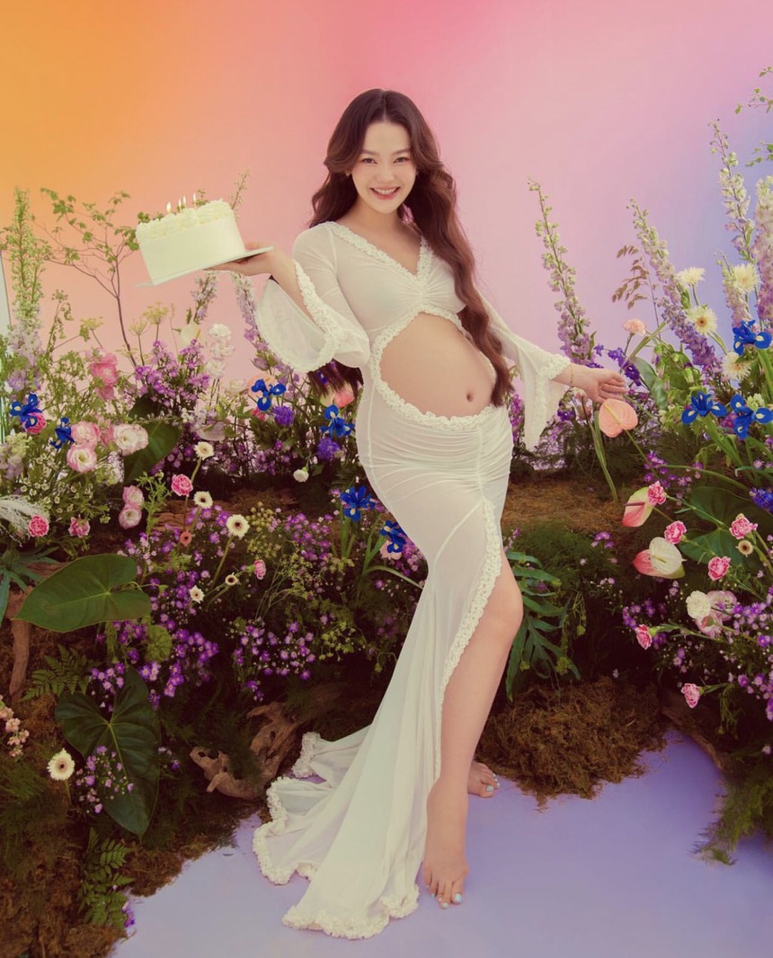 Ảnh sao Việt 22/6: Minh Hằng, Hariwon khoe ảnh sinh nhật; Kha Ly về quê đón Tết Đoan Ngọ  - Ảnh 1.