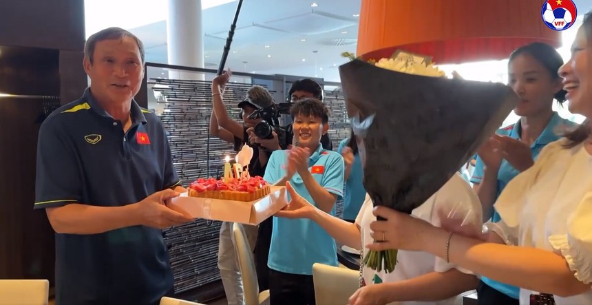Huỳnh Như, Thanh Nhã và dàn sao ĐT nữ Việt Nam gửi lời chúc sinh nhật cực ý nghĩa cho HLV Mai Đức Chung tại châu Âu - Ảnh 3.