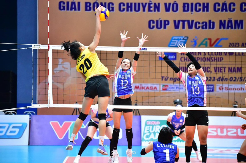 Tú Linh có tầm bật nhảy tấn công là 2m98, nhảy chắn là 2m76 Tú Linh có tầm bật nhảy tấn công là 2m98, nhảy chắn là 2m76