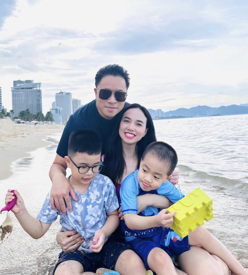 Nguyễn Quang Dũng hạnh phúc bên người yêu kém tuổi, các đạo diễn khác thì sao? - Ảnh 5.