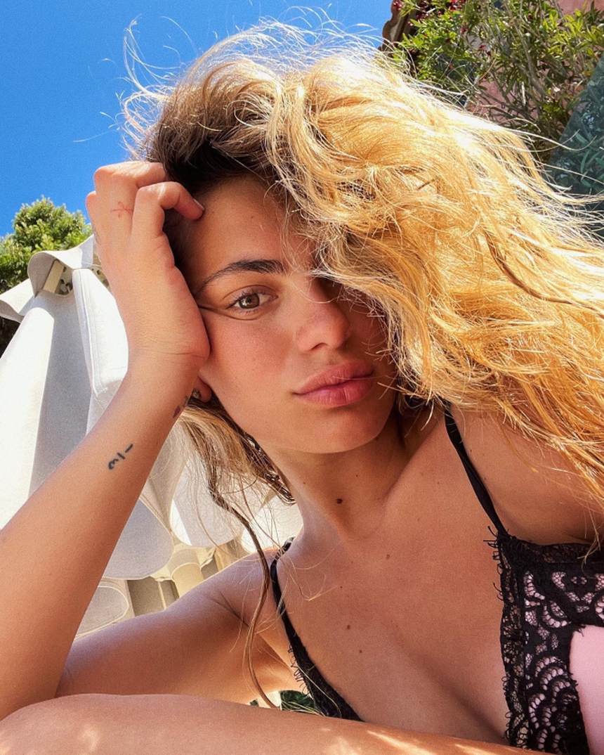 Bom tấn đắt nhất lịch sử cập bến Newcastle, bạn gái là 'thần may mắn' đồng hành, gây chú ý bởi vẻ đẹp tựa thiên thần - Ảnh 7.