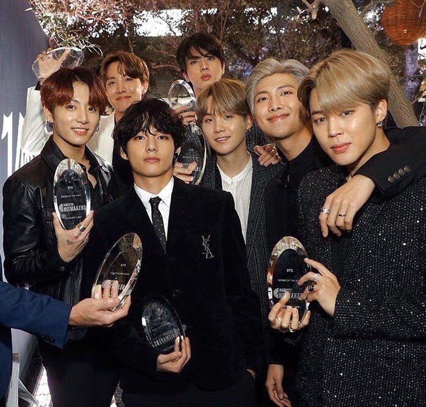 Các thành viên BTS bị 'tẩy trắng' quá mức trong hình ảnh quảng bá cho cuốn sách sắp ra mắt  - Ảnh 3.