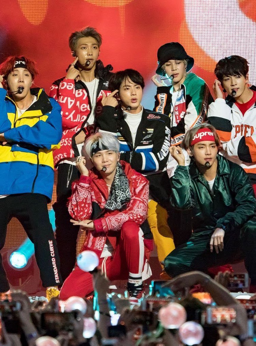 Các thành viên BTS bị 'tẩy trắng' quá mức trong hình ảnh quảng bá cho cuốn sách sắp ra mắt  - Ảnh 4.