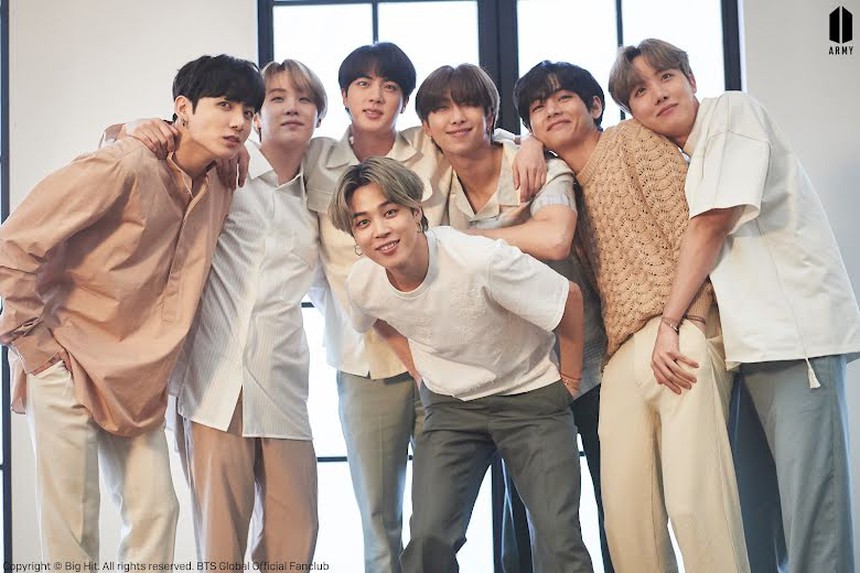 Các thành viên BTS bị 'tẩy trắng' quá mức trong hình ảnh quảng bá cho cuốn sách sắp ra mắt  - Ảnh 9.